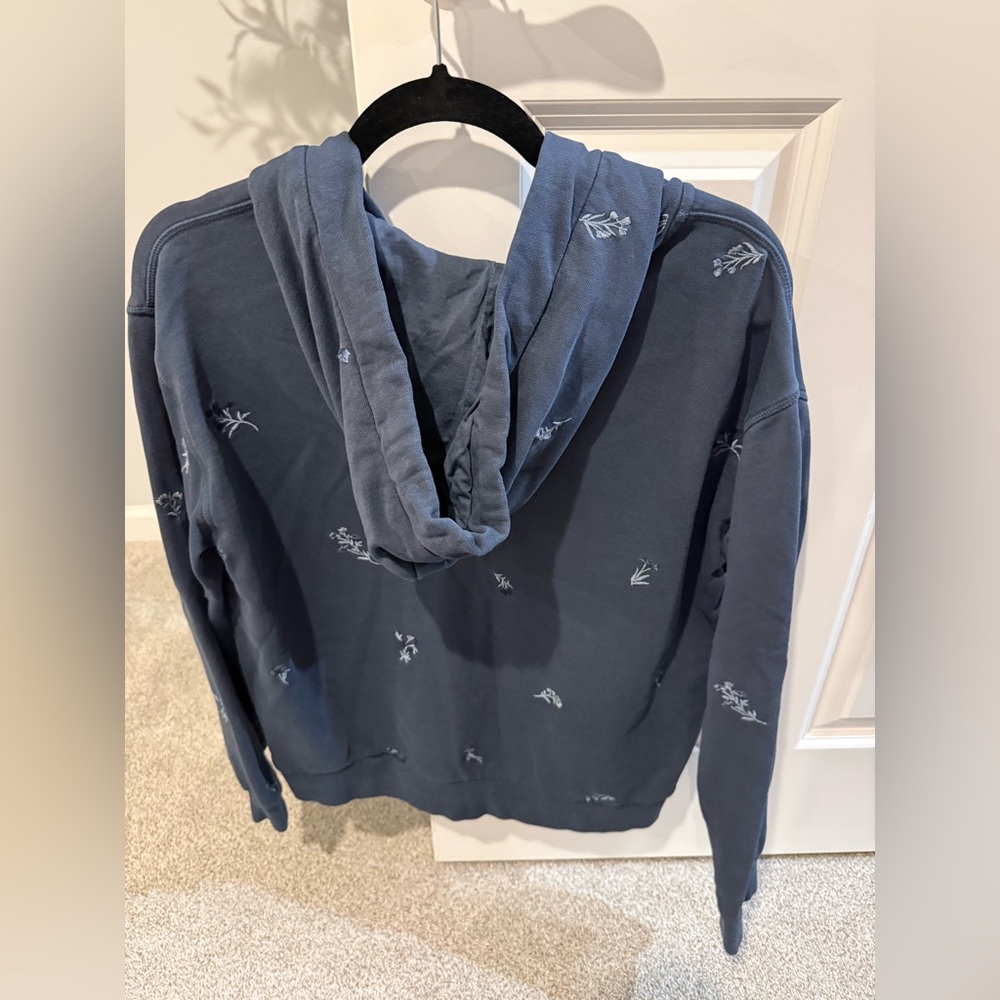 Driftwood navy blue embroidered floral zip up hoodie size M - Picture 2 of 4